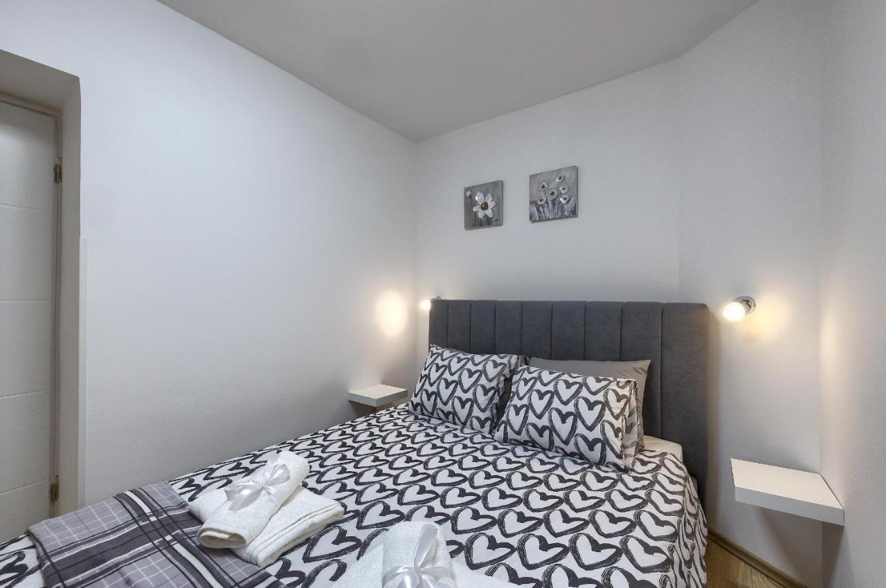 Studio Apartman Luka Pomer Exterior foto
